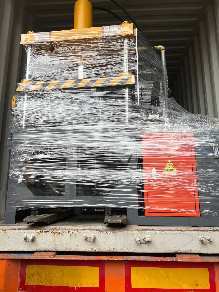 300x300 & 600x600 Fully Automatic Metal Ceiling Production Line Loaded For The Middle East